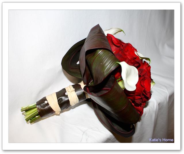 Bouquet de mariée roses rouges et callas blancs